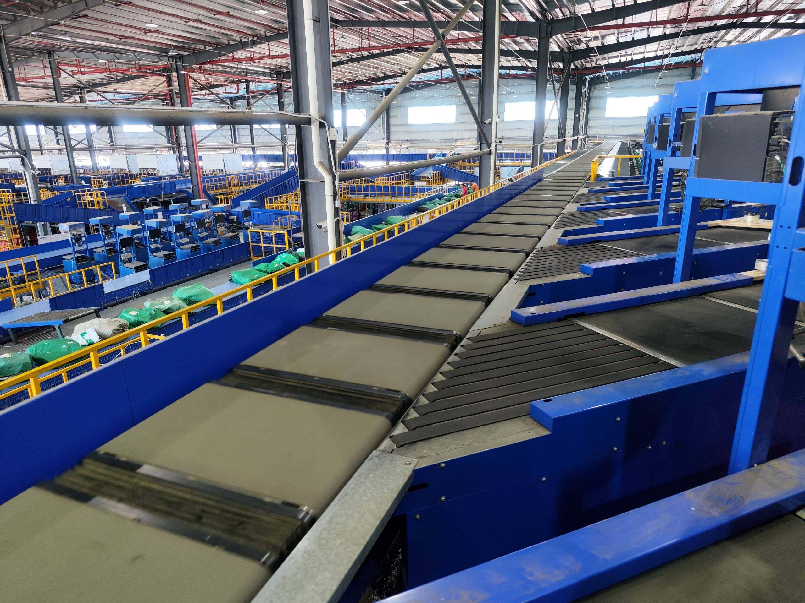 Truelisort High-Speed Narrow Cross Belt Sorter for Rapid Throughput in High-Volume Logistics
