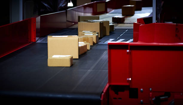 Cross-belt sorting machine transports goods