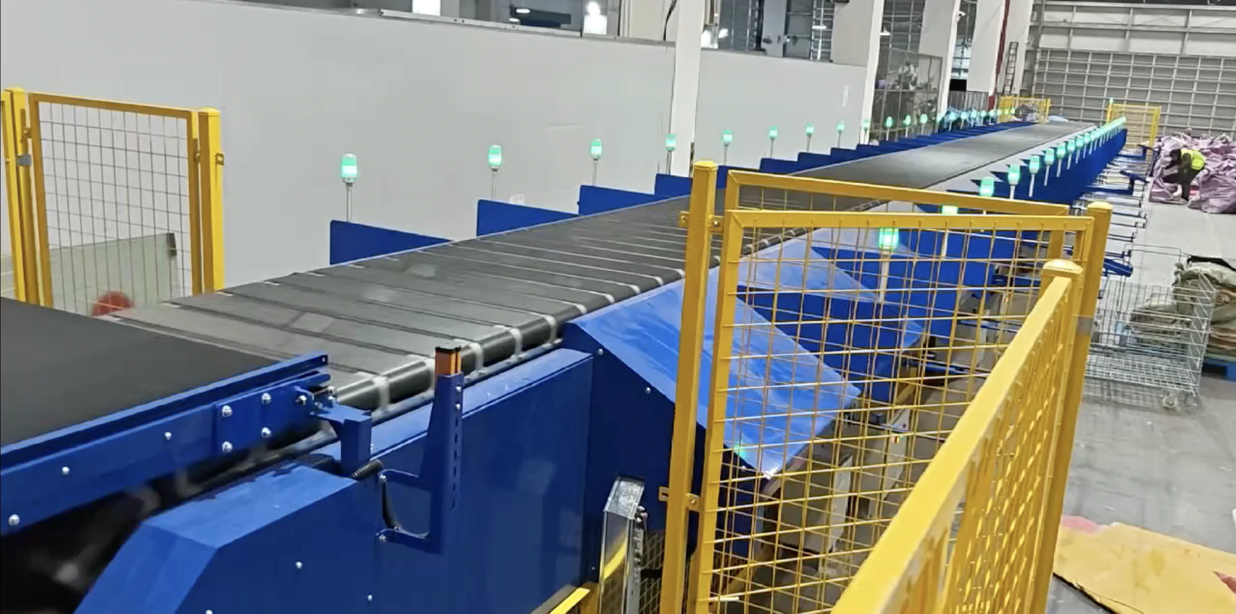 Narrow Belt Sorter TR300*760 with 6-side scanning operating in a high-density logistics hub