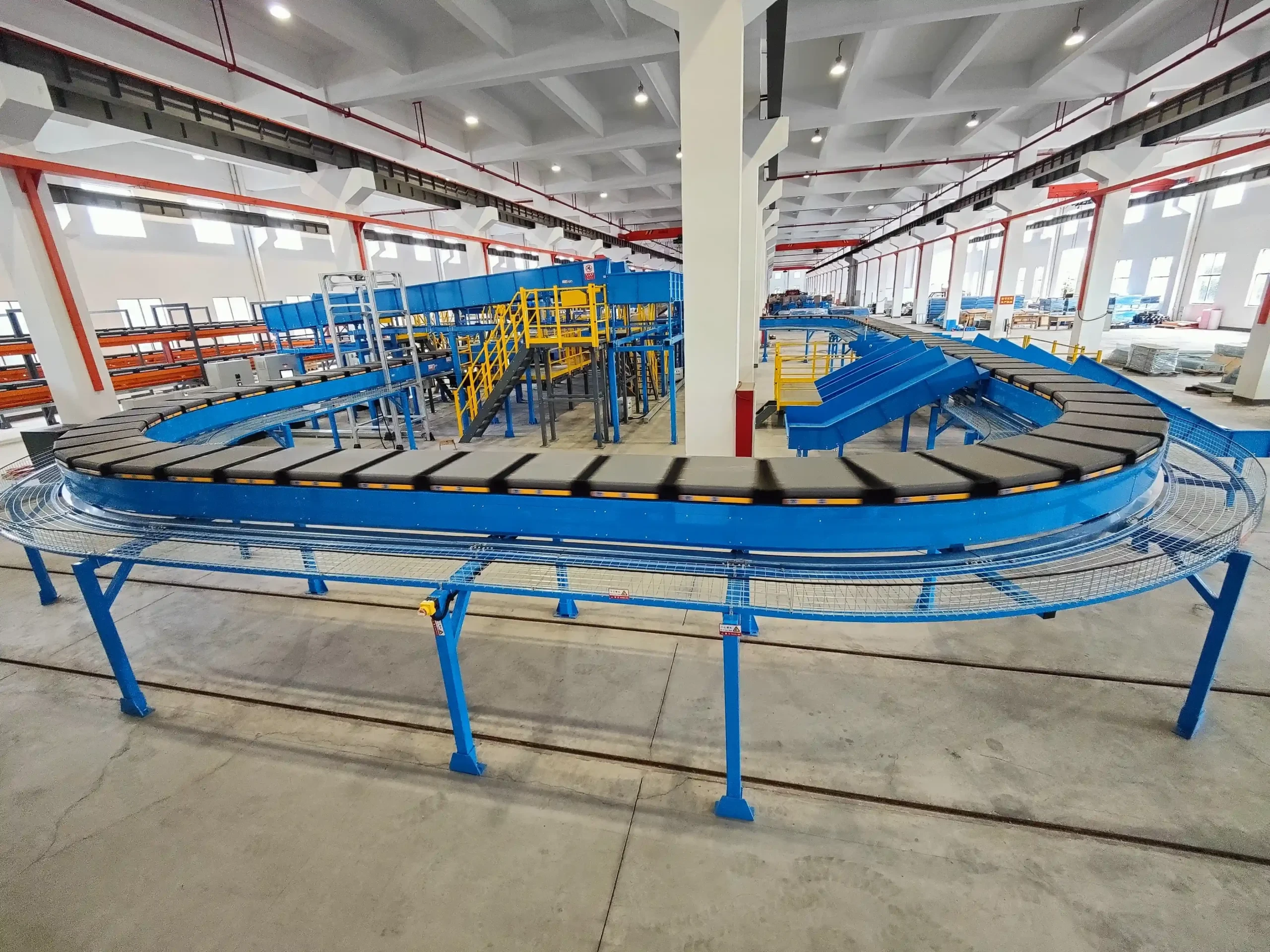 Cross Belt Sorter TR400-700 with independent belt carriers for precise parcel sorting