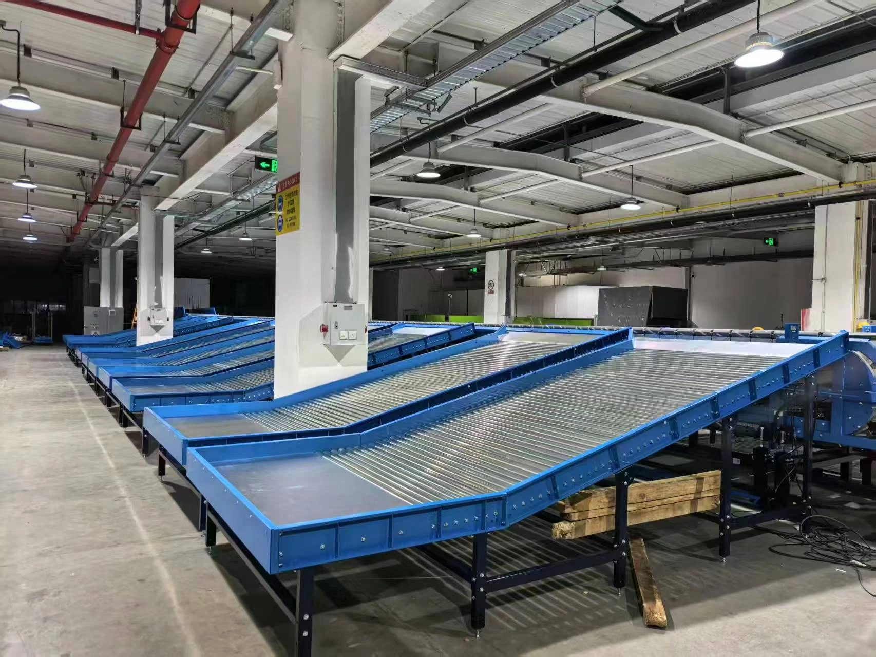Narrow Belt Sorter TR300*1750 with 6-side scanning technology for high-speed logistics hubs