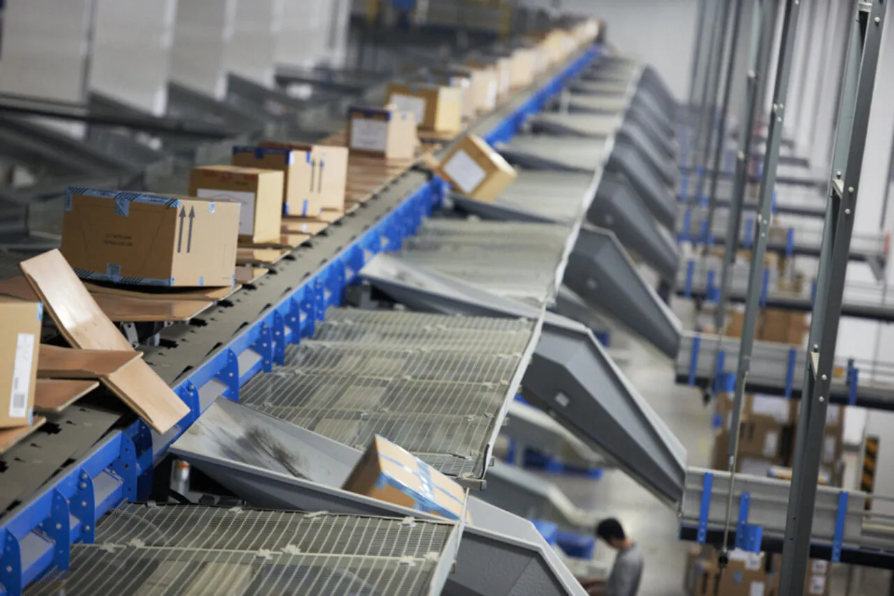 Sorting System Selection Guide: How to Choose Between Cross-Belt, Sliding Shoe, and Tilt-Tray Sorters
