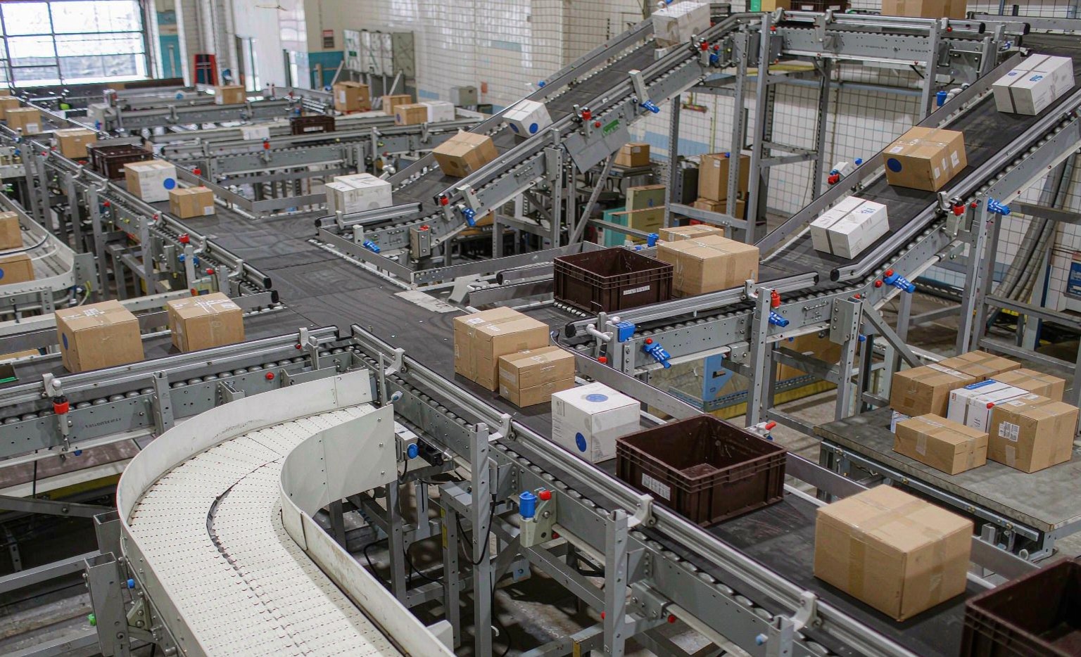 Cross-belt sortation system moving parcels at high speed