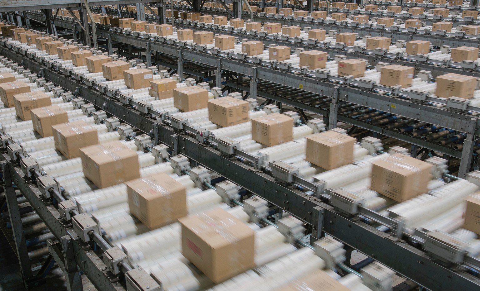 Cross-belt sortation system moving parcels at high speed