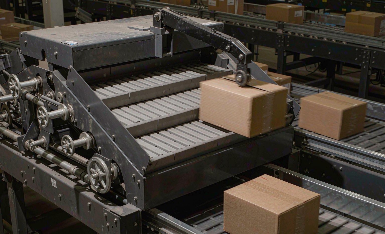 Crossbelt sorter diverting parcel trays into packing stations