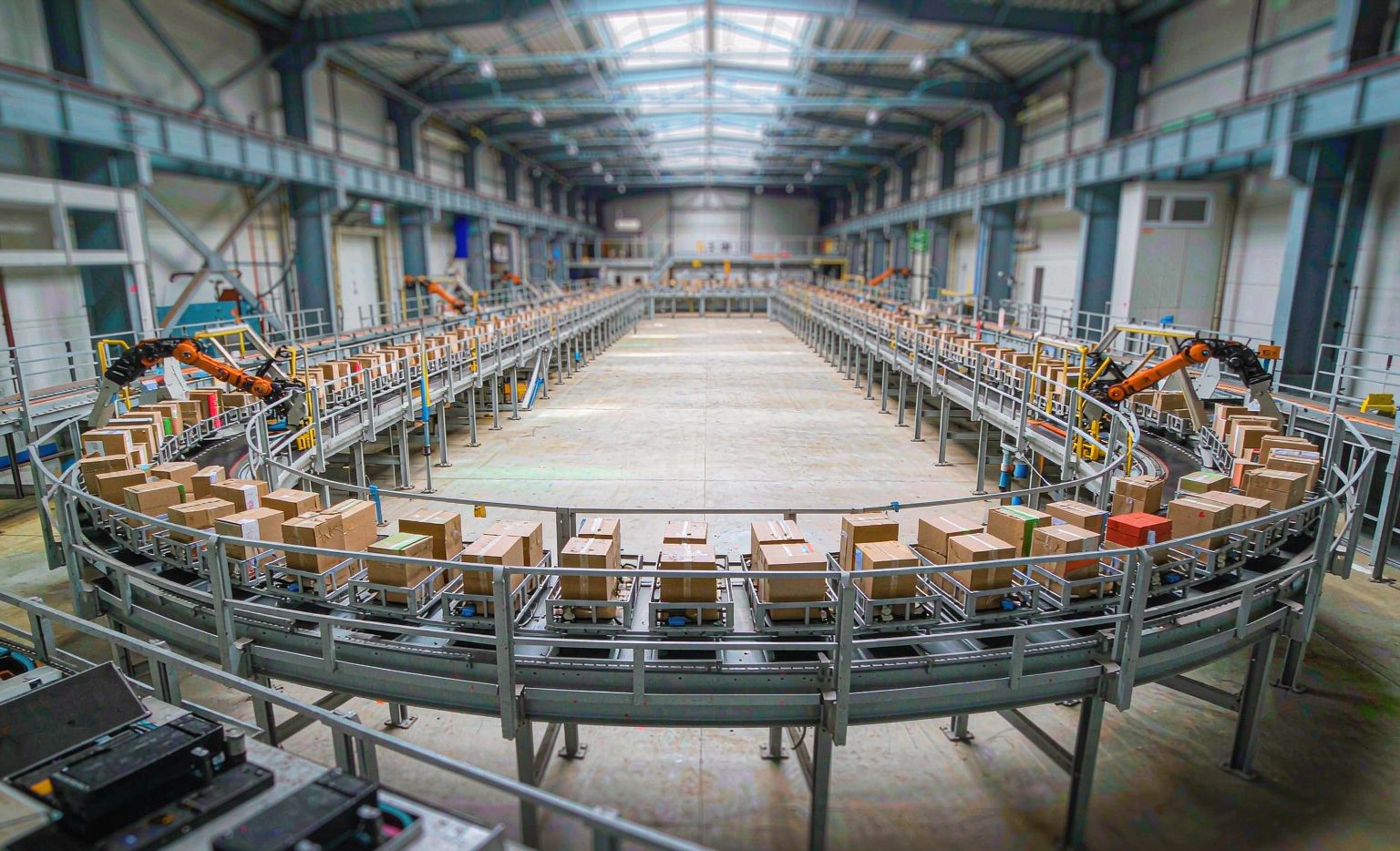 Automated parcel sorting system with a crossbelt conveyor loop and discharge chutes