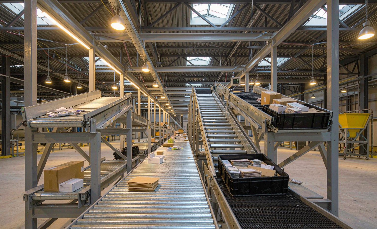 Automated parcel and mail sorting line with conveyor decks and chutes